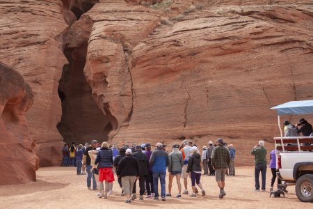 Er gaan hordes toeristen tegelijk de slot canyon in